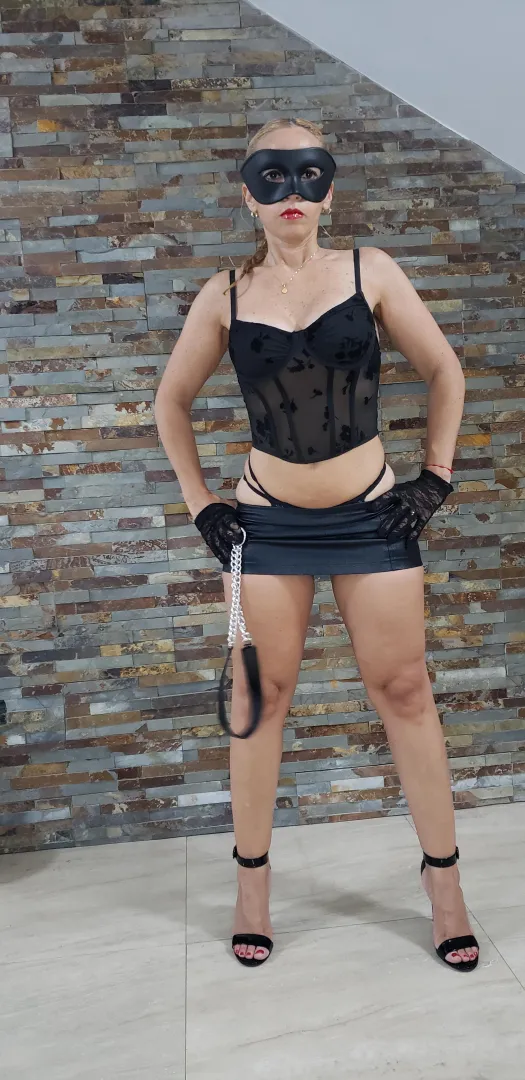 “Try to focus on the shoes… if you can.” posted by NaturalLatinaReal