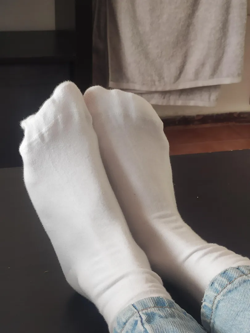 Tu aimes les petits pieds fins? ​ posted by Suzanne_Tamara4feet