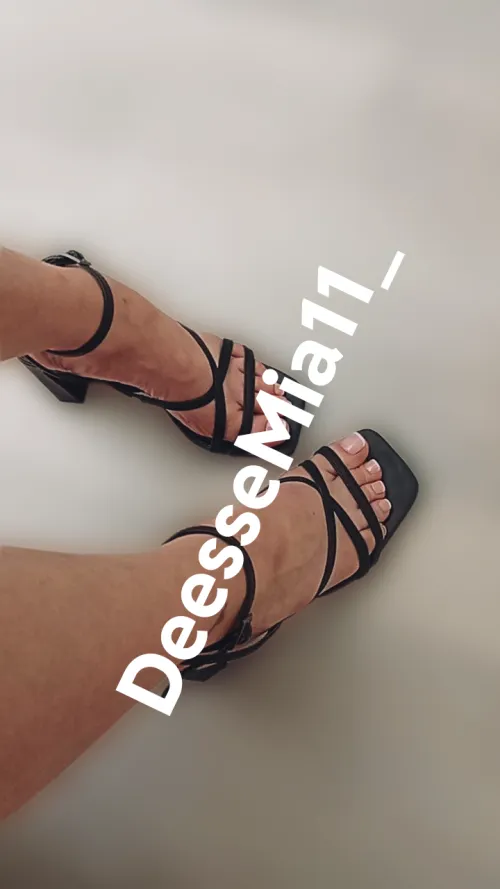 Tu aimes tu veux être à mes pieds ? viens me dm by MiaFeetGirl_