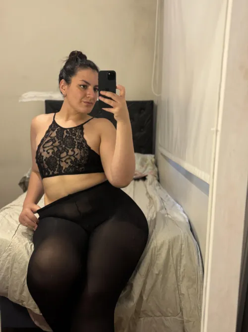 Tu commences par m’enlever quoi en premier ? by Petitenatureee062