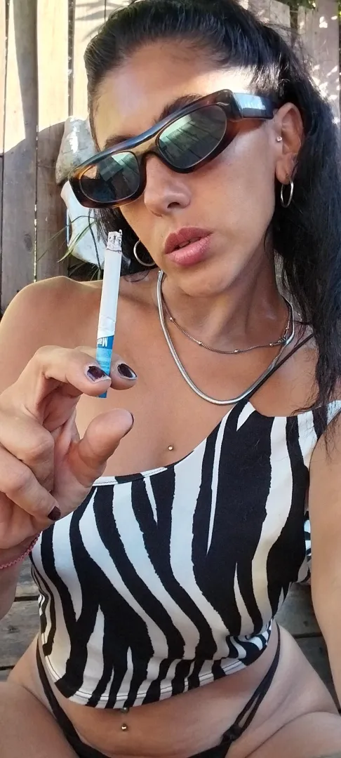 Tu milf fumadora latina muy caliente como el fuego de mi cigarrillo posted by lilit111