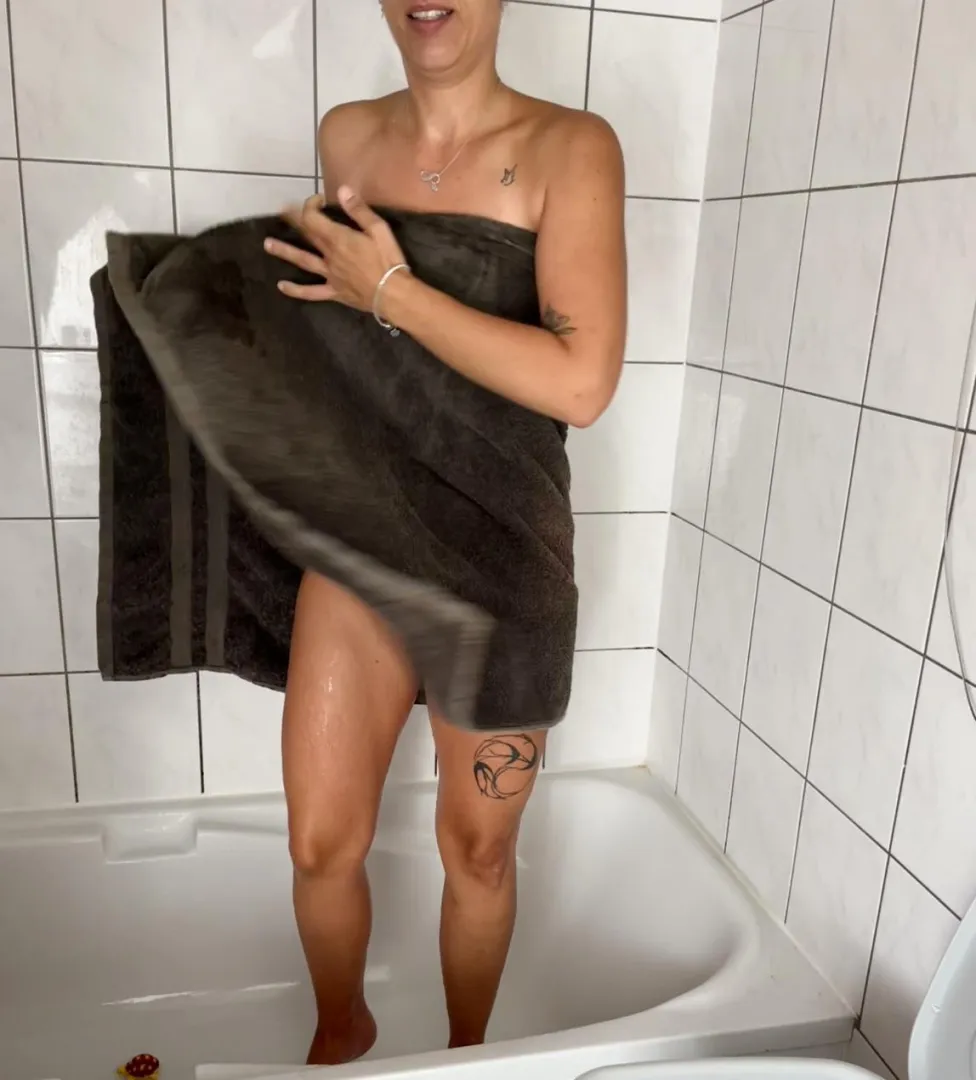 Tu penses que la serviette va tenir longtemps ?  posted by adeuxminu