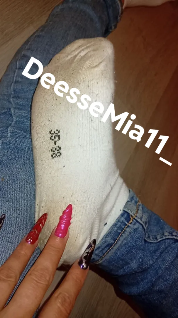 Tu veux les sniffer ? Passe dm elles sont dispo et peut être toutes a toi posted by MiaFeetGirl_