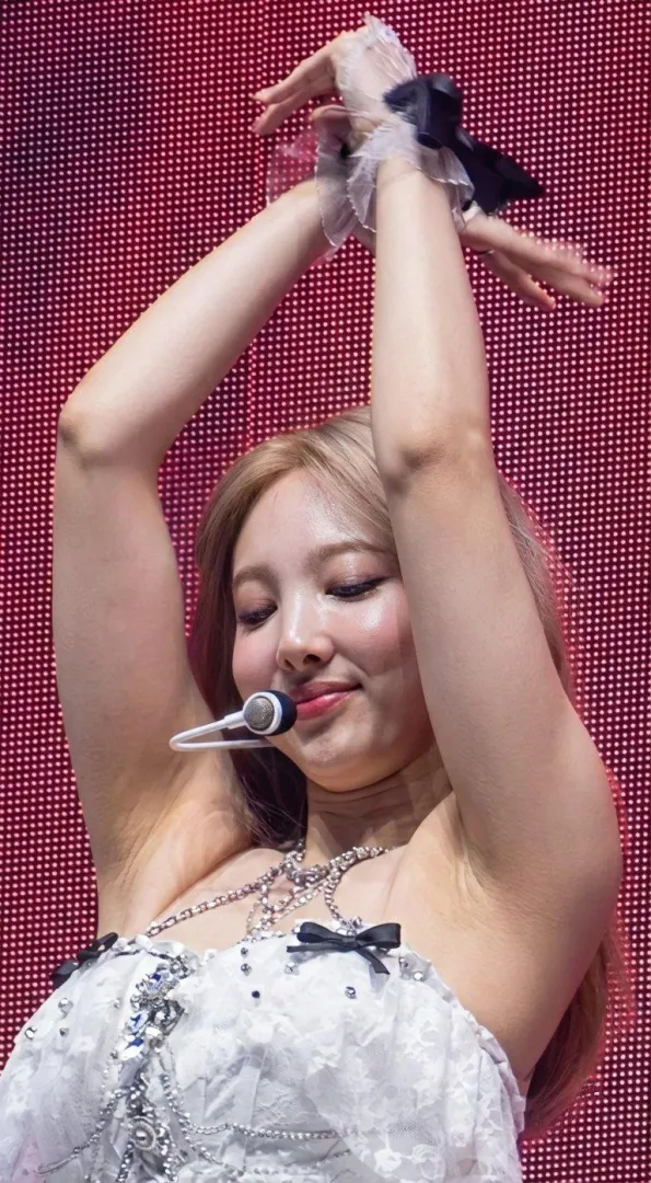 Twice - Nayeon posted by ShadowFromAbove123