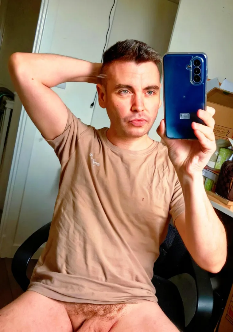 Twinks… do you like a Daddy like me?  Snap: karljamesxxx Show me a pic, maybe I’ll lower the camera  posted by Ok-Strawberry-9824