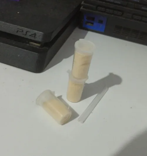 tô usando essa aqui (estranha, eu sei, já q é amarela) mas curto pra caramba ela só q eu queria mto saber do pq dessa cor? vcs sabem oq podem ter misturado aí pra ficar assim? by Nand02210