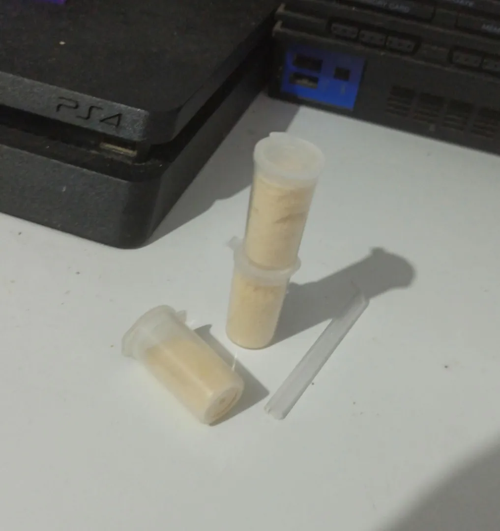 tô usando essa aqui (estranha, eu sei, já q é amarela) mas curto pra caramba ela só q eu queria mto saber do pq dessa cor? vcs sabem oq podem ter misturado aí pra ficar assim? posted by Nand02210