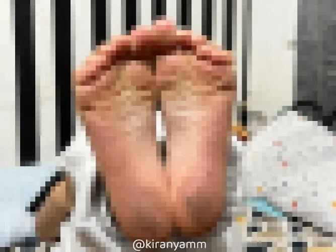 u only deserve pixels of my dirty feet  by kiranyam