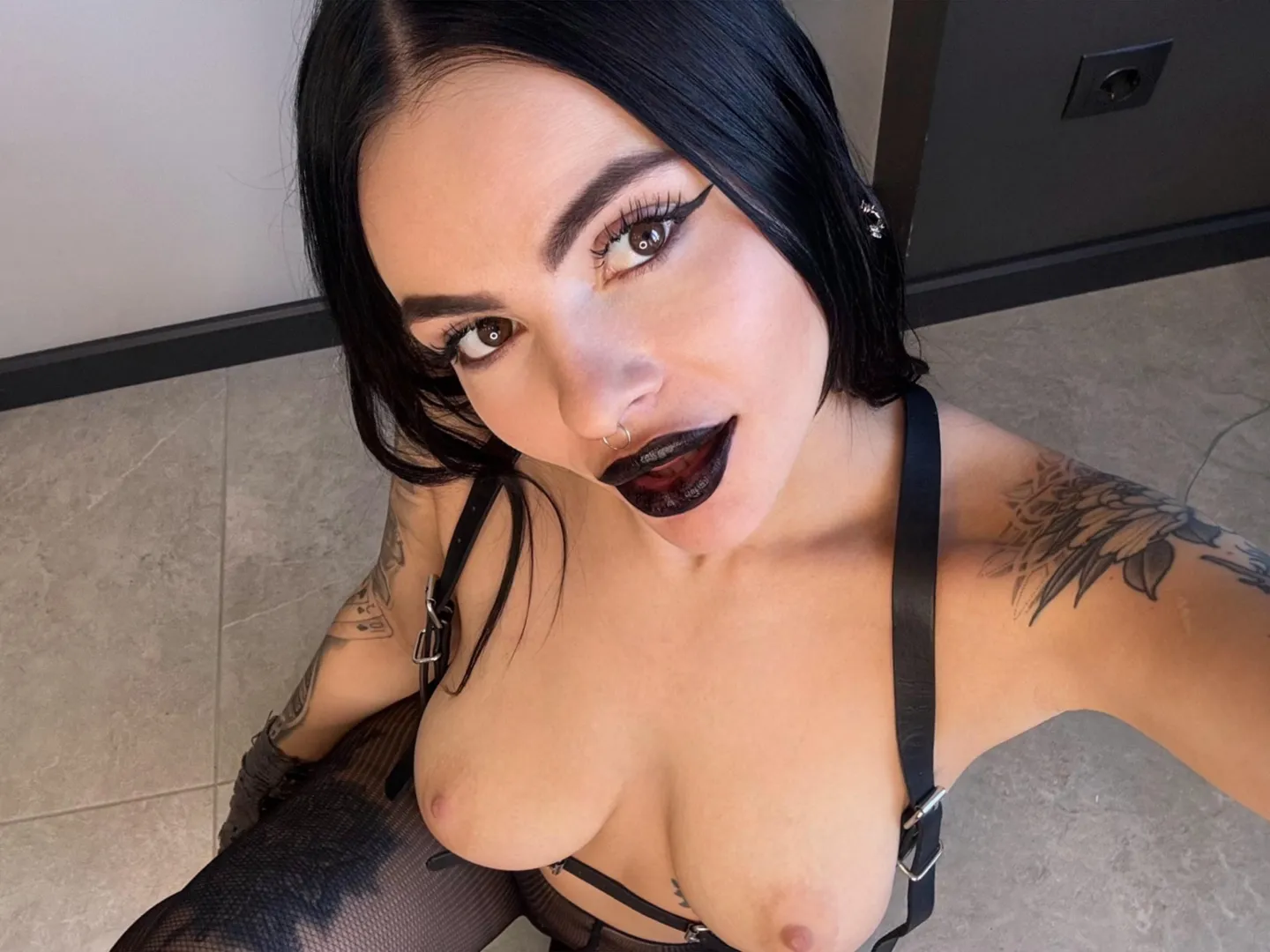 u wouldn't believe the lingerie i bought today. black lace, so sexy. maybe i'll model it for u later ;) posted by satin_treat