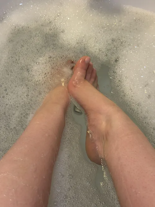 Un petit bain ?  by foot_lovee