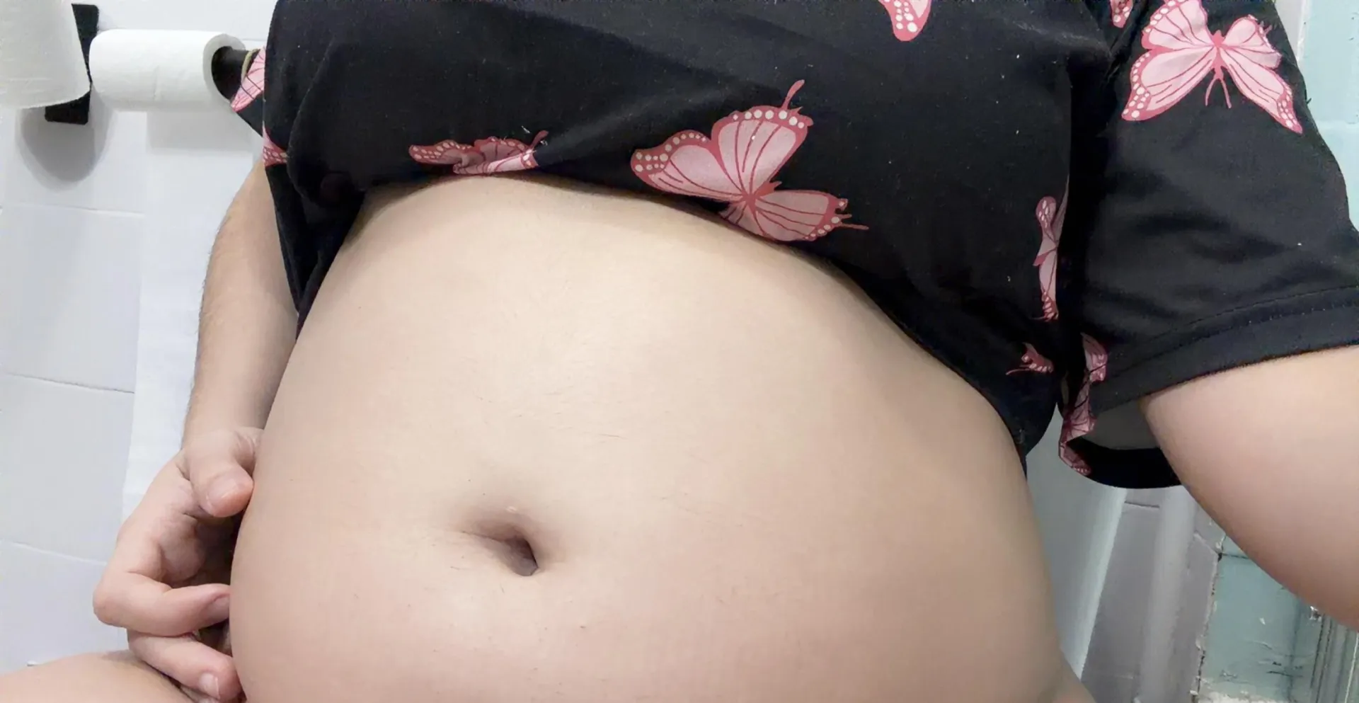 Una gorda a la que ya no le queda la ropa en busca de un feeder, te gustaría ver más de mi barriga o a mi atiborrarme? Telegm: @mktt03 posted by kittyourslove