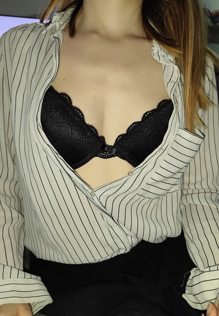 Une note pour mon soutien-gorge? (18F)  posted by Anna_Miel