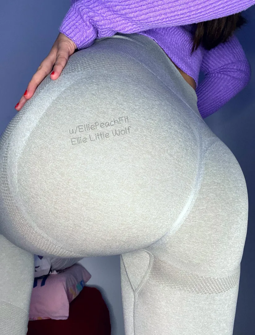 Uni girl can't stop staring at her own ass in the mirror posted by ElliePeachFit