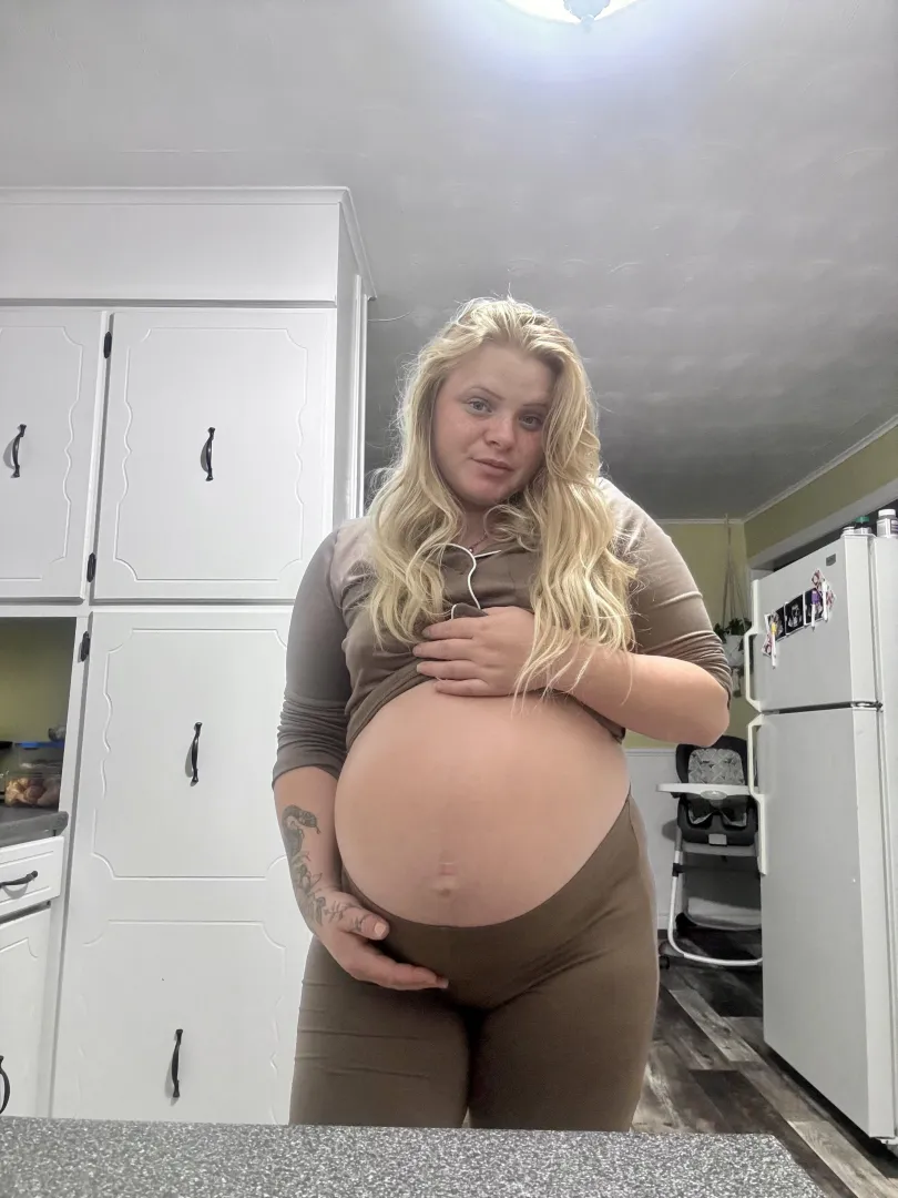 Upvote and I’ll send a nude  posted by Spicyblondiexo