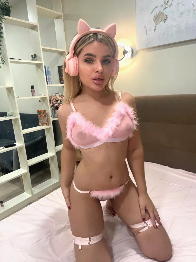 ur blonde trophy wife posted by SeguraSheila977