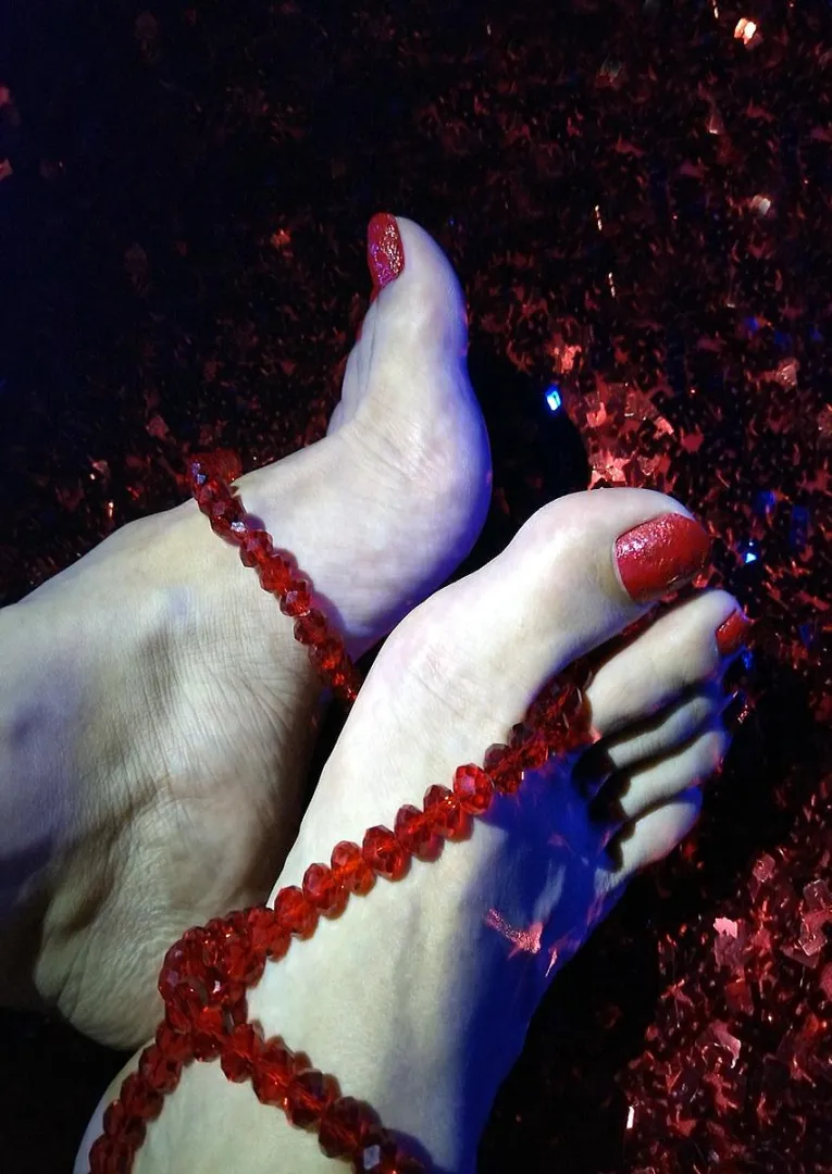 Ven a disfrutar de mis rojos pies! posted by grettadibari