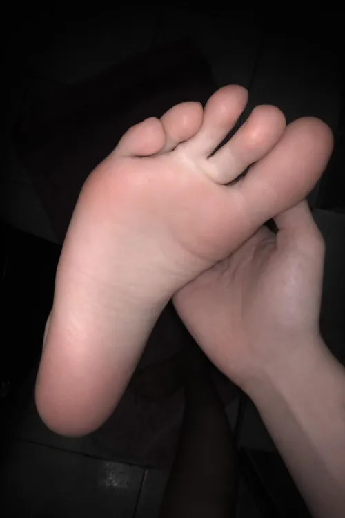 Venez me DM  by Thick_Acanthaceae880