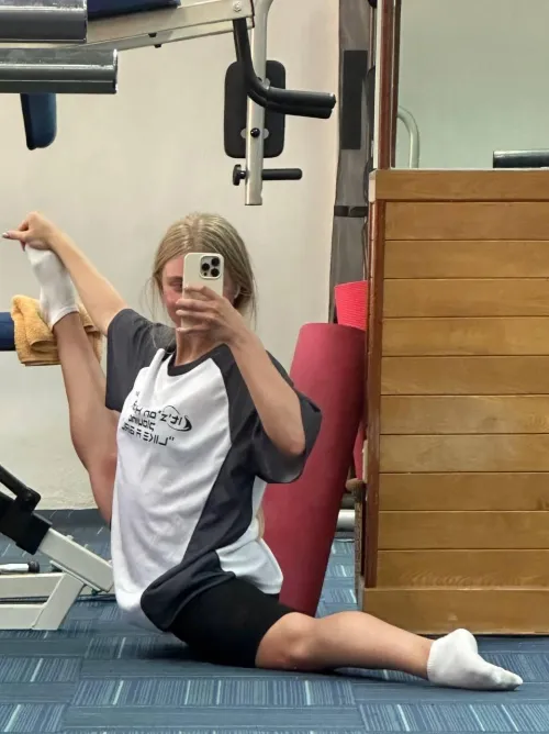 very flexible (oc) by Miabllueye