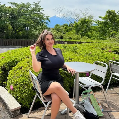 Voluptuous by bblover44