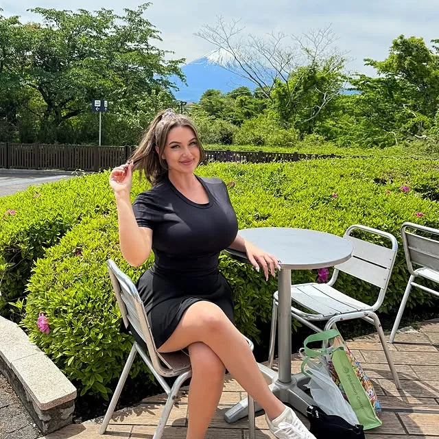 Voluptuous posted by bblover44