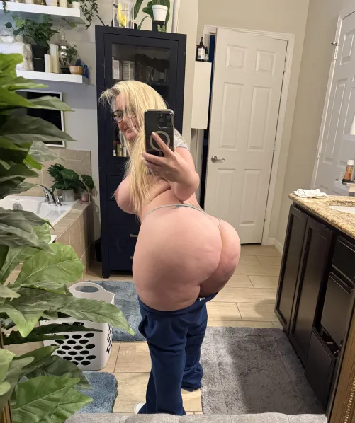 Voluptuous mom bod (f) by NikkiNeedsMore