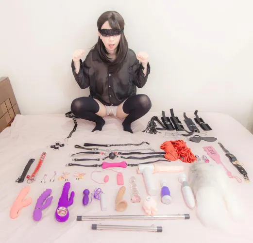 Waiting for my master to use me by Yumilewd