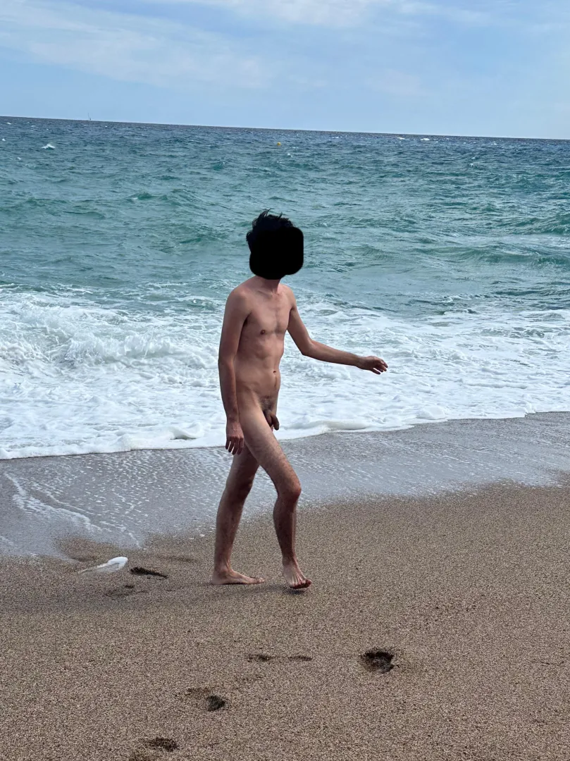 Walking in my favourite outfit posted by ttNUyzu