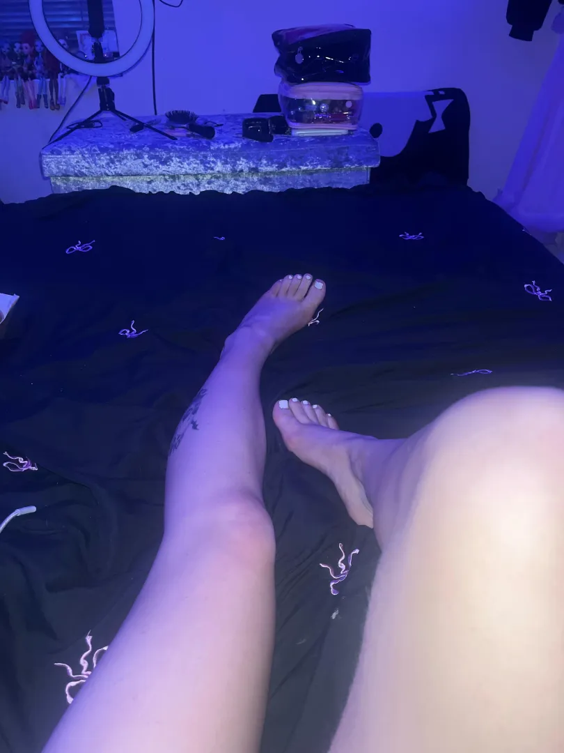 wanna come see what these feet can get up to? posted by scarlettxD18