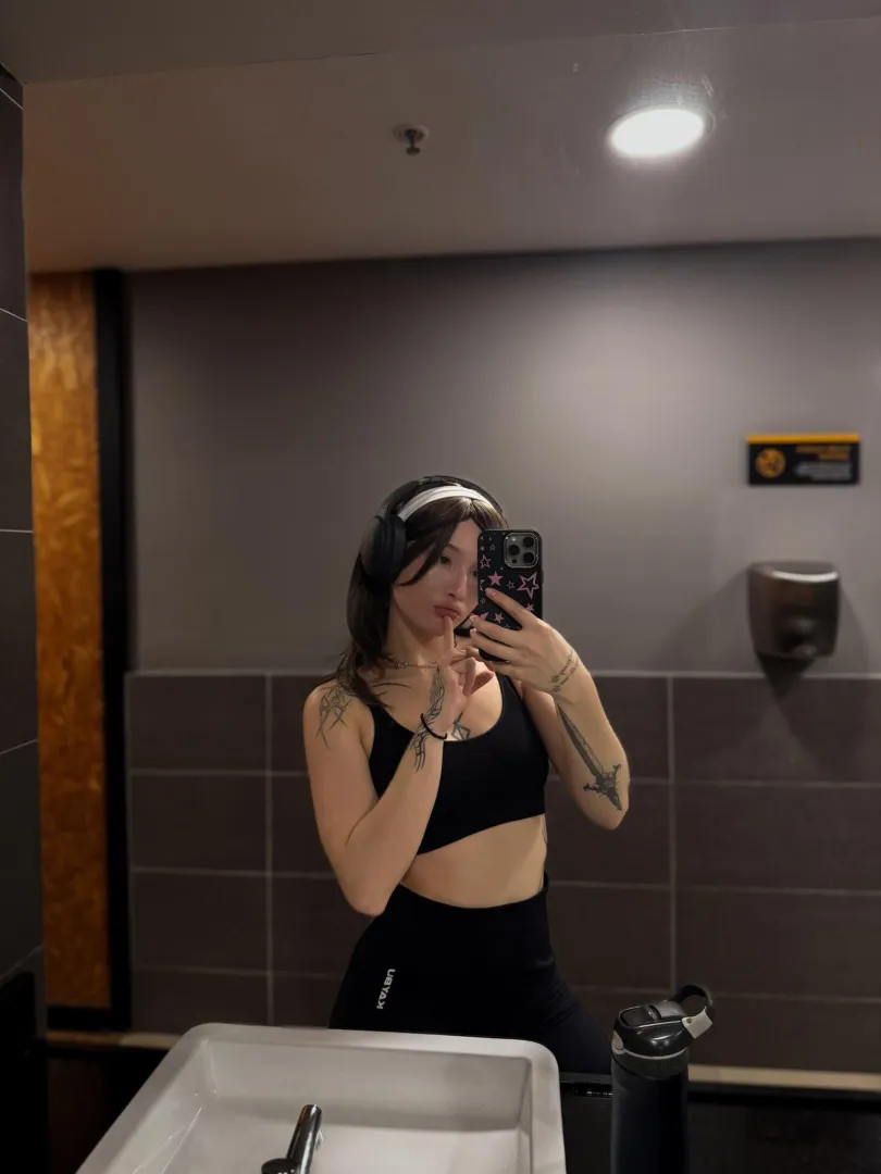 Wanna get sucked at the gym? posted by Bubblybuunny