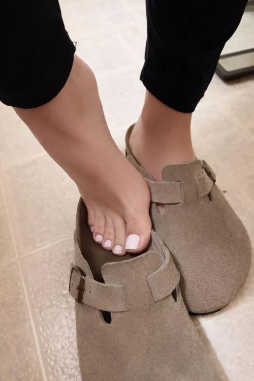 Wanna lick clean my sweaty feet? by AggravatingLeopard96