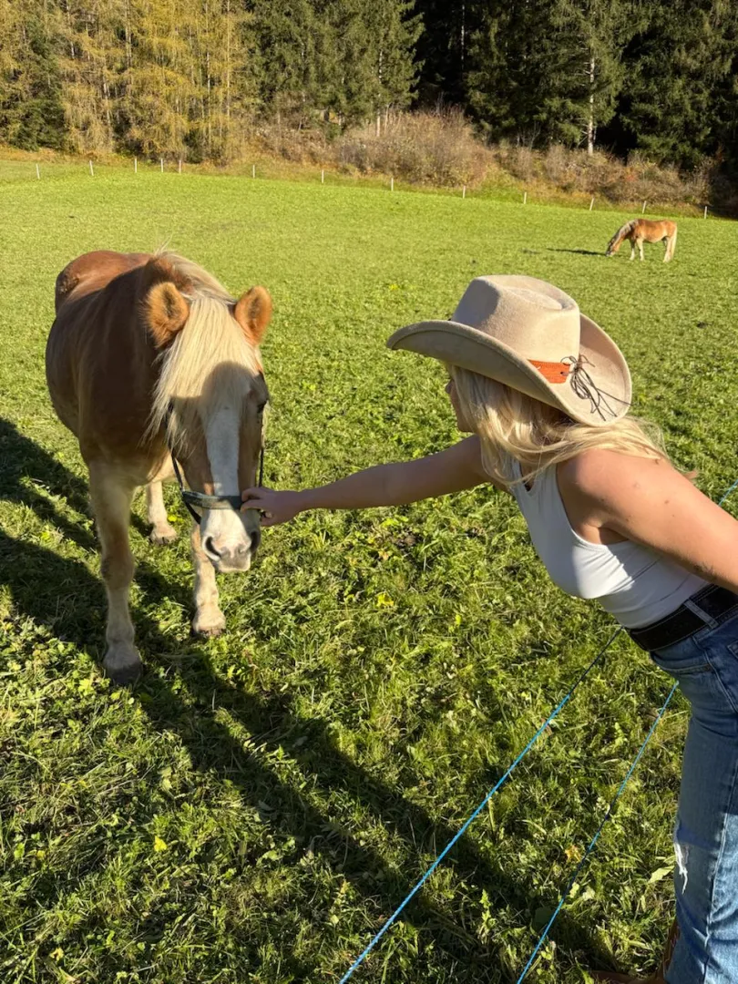 Wanna meet cowgirl tonight? hmu posted by RafflesiaRhythm