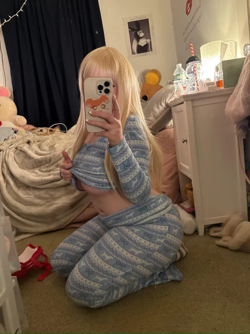 wanna run ur fingers thru the blonde, don’t u? ;3 by petiteschoolgirlxo