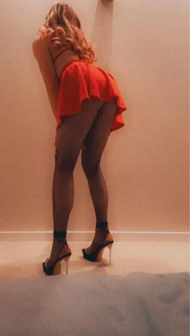 Wanna see what’s under? posted by Amanda_xlovex