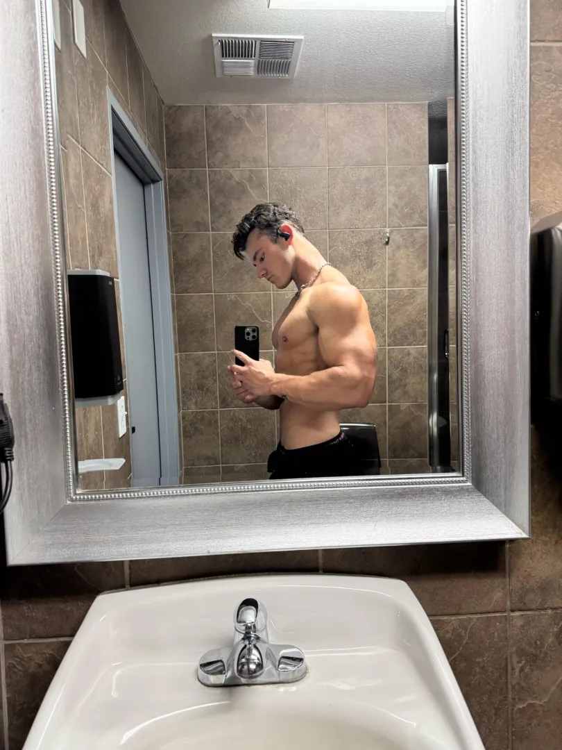 want to see what these biceps can do? posted by travismavvv
