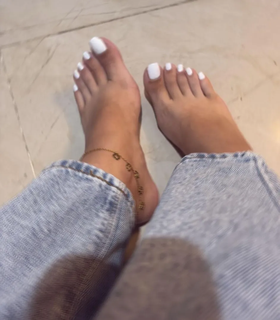 Want to suck on my toes? Send me your application posted by devinetoso