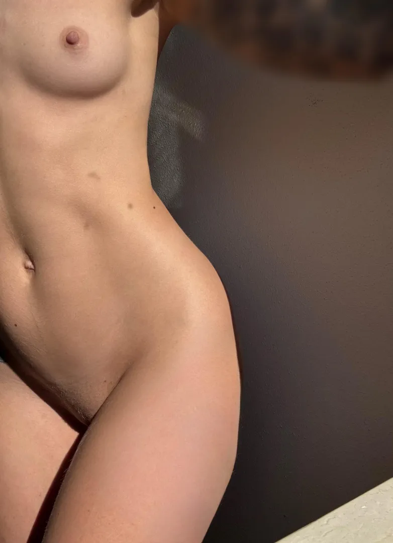 Warme Sonnenstrahlen auf der nackten Haut  (F) posted by yourlovecanbenice