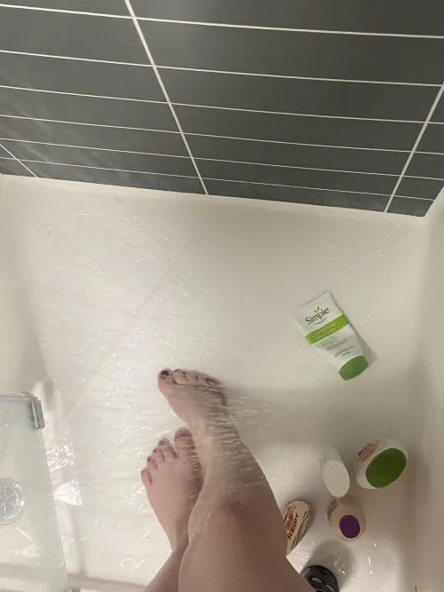 Wash my feet! by feet_suckubus