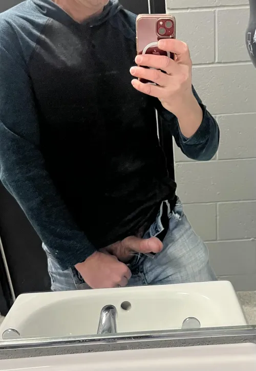 Wash the car ✅ Head the the rest room and snap dick pics ✅ by LetMeShowU71