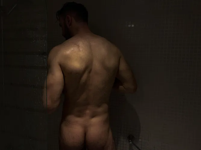 watch me from the locker room by rarogornito