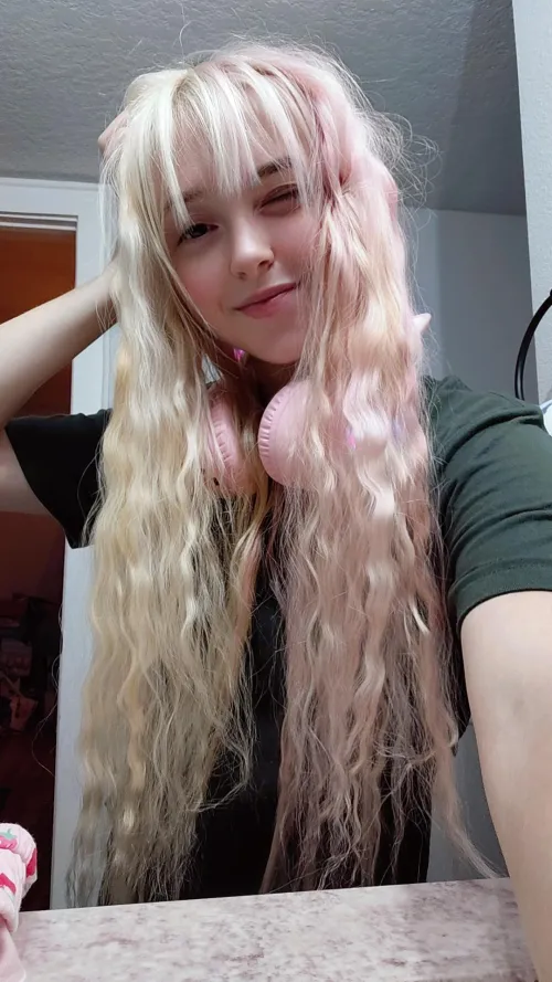 Wavy hair looks pretty okay on me by Little_Monster211