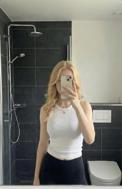 Wer besorgt es einer privilegierten deutschen Schlampe vorm Spiegel  by MundaneBeach8689