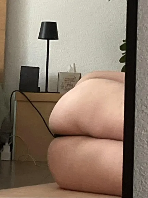 wer het gern sissys mit grossem arsch?  by AG-bigboy