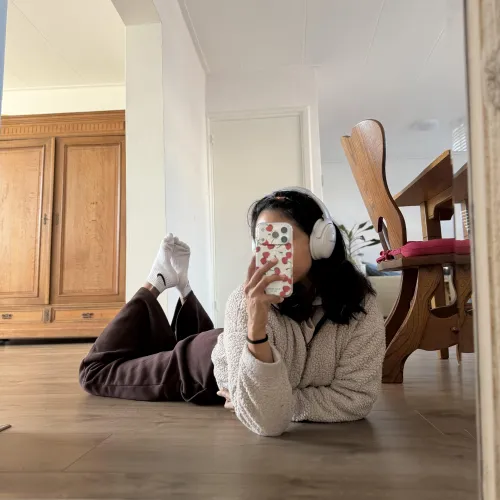 What are you staring at? by isa_stillsinning