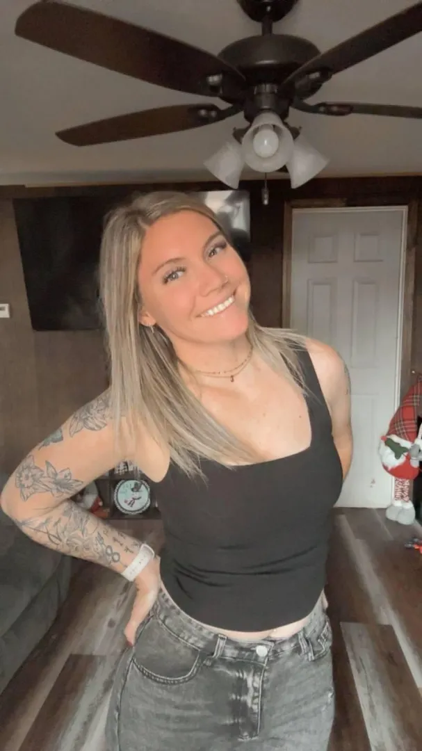 What are you staring at, just come give it to me  posted by SweetEchloXO