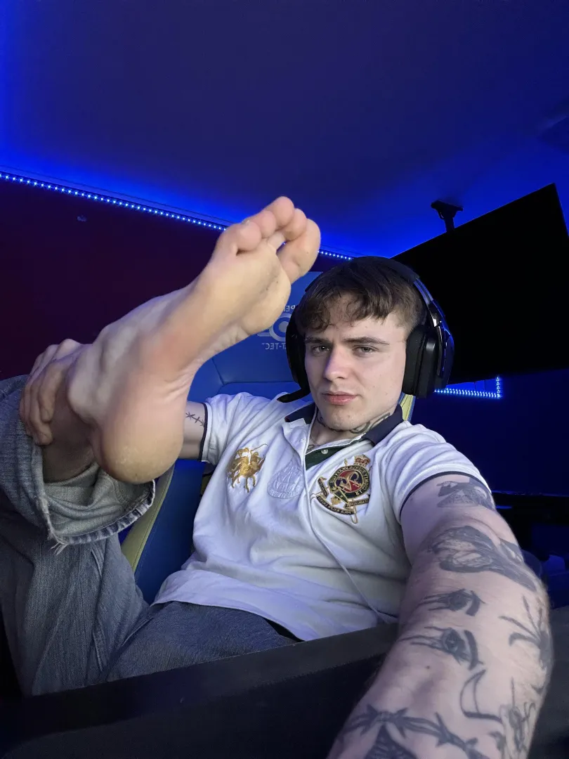 what do you think about my feet ? posted by raezify