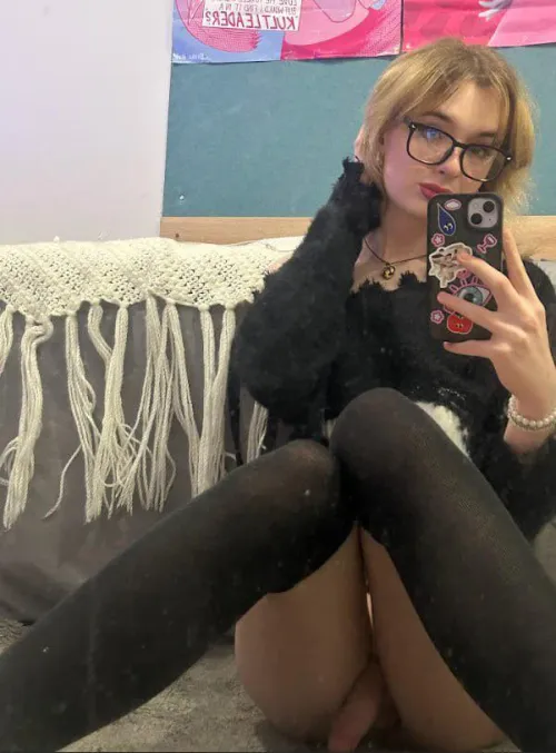 what wld you do if the cutie next door accidentally sent you this photo? by AmiRelleee0