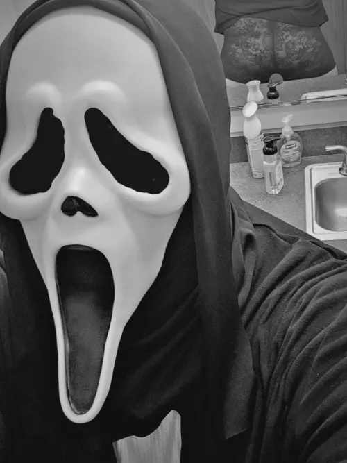 What's your favorite scary movie? by Urfavpeach27