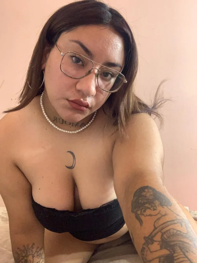 When the outfit highlights what it's meant to highlight  posted by babygirlstephx1