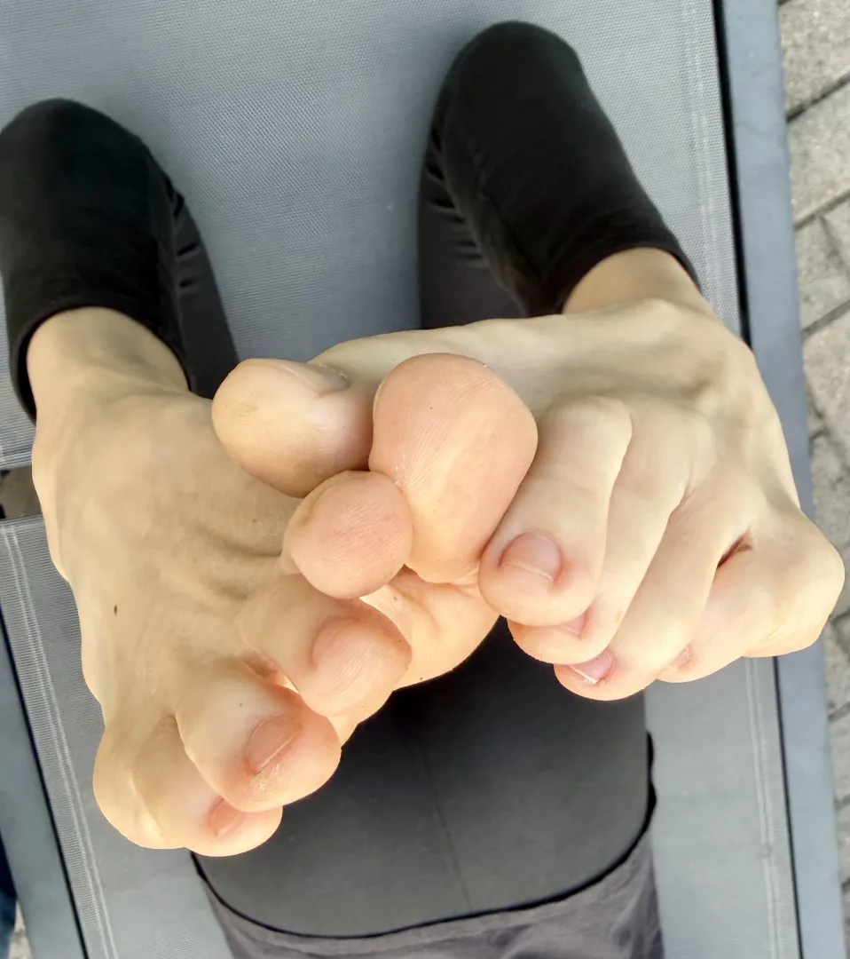 When your toes and feet have a personality of their own. posted by BareArchedBeauty