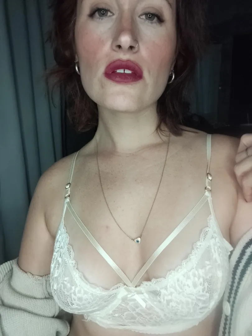 white skin, red hair, and freckles everywhere [IRTR] posted by Meli-redhead